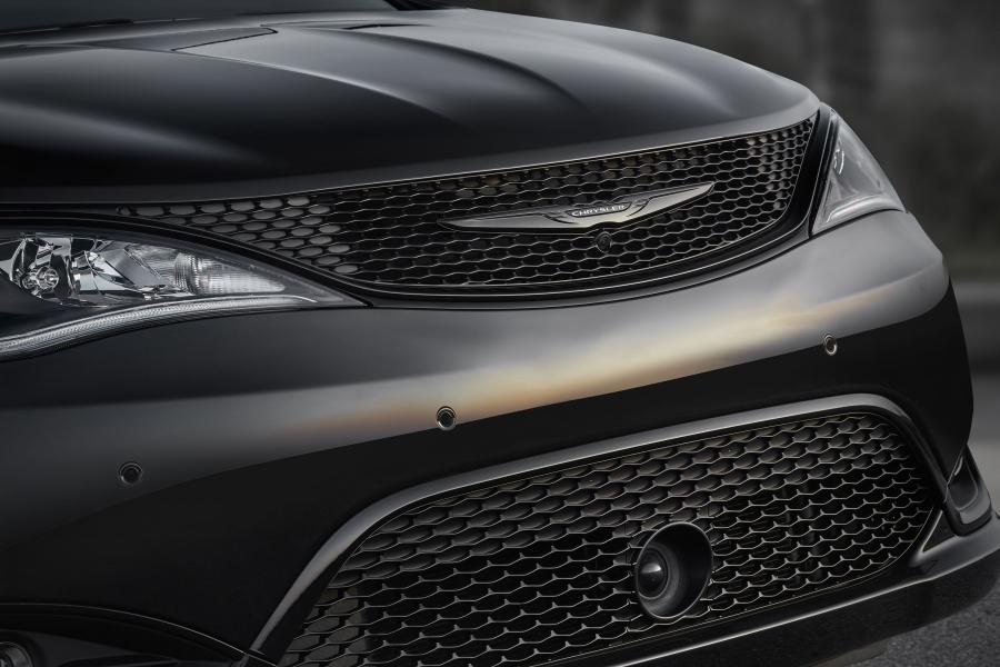Детали экстерьера Chrysler Pacifica Limited S Appearance Package (RU) 2017 года  (фото 3 из 40)